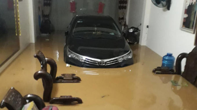 Mưa lũ tại Lào Cai khiến ô tô của người dân ngập chìm trong nước. Ảnh: T.D