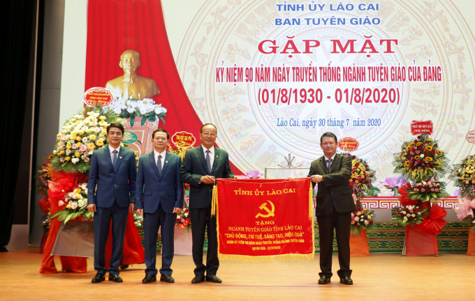 Uỷ viên Trung ương Đảng, Bí thư Tỉnh uỷ Lào Cai Nguyễn Văn Vịnh tặng bức trướng cho ngành tuyên giáo tỉnh Lào Cai. Ảnh: H.Đ.