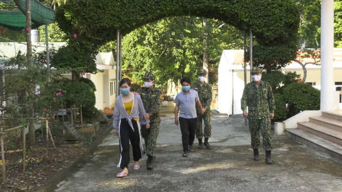Bộ đội biên phòng Lào Cai dẫn giải 2 đối tượng đưa người vượt biên trái phép. Ảnh: T.D