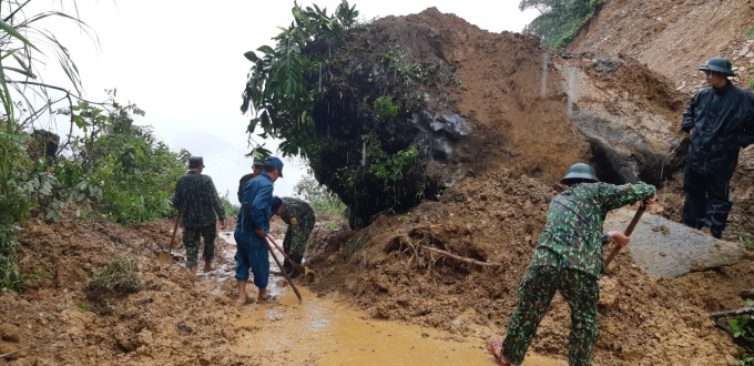 Bộ đội Biên phòng tỉnh Lào Cai dọn dẹp đất đá để thông đường tạm thời. Ảnh: T.D