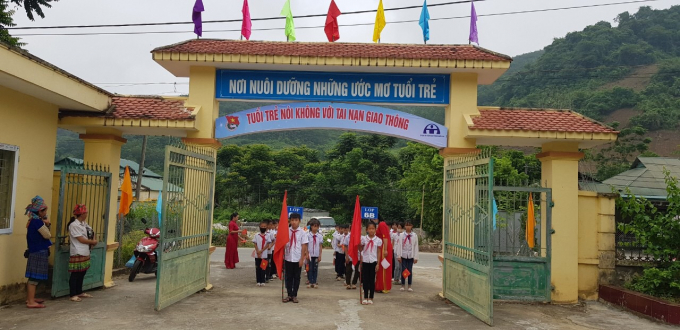 Trường  THCS Chăn Nưa đón các em học sinh đầu cấp dự lễ khai giảng năm học mới. Ảnh: CN.