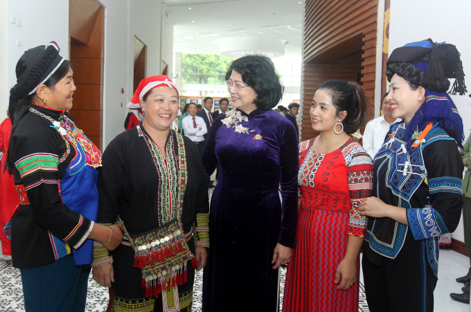 Phó Chủ tịch nước Đặng Thị Ngọc Thịnh (giữa) trao đổi với đại biểu, người dân tham dự Đại hội thi đua yêu nước tỉnh Lào Cai lần thứ V. Ảnh: Q.K
