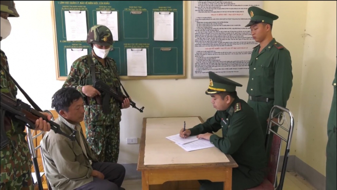 Bộ đội biên phòng tỉnh Lào Cai lấy lời khai của đối tượng Thào Páo. Ảnh: T.D