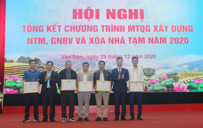Các tập thể, cá nhận được nhận bằng khen của Chủ tịch UBND tỉnh Lào Cai. Ảnh: Thi Khanh