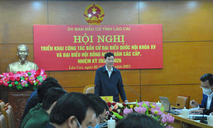 Ông Vũ Văn Cài - Phó Chủ tịch Ủy ban bầu cử tỉnh Lào Cai phát biểu tại hội nghị. Ảnh: H.Đ
