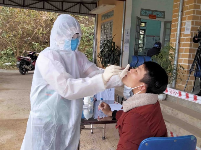 Trung tâm Y tế huyện Tân Uyên lấy mẫu xét nghiệm công dân trở về từ Hải Dương. Ảnh: Hồng Thắm.
