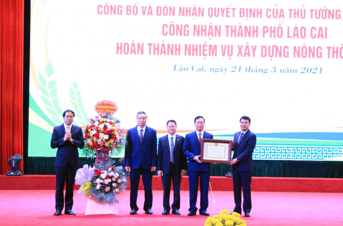 Thành phố Lào Cai đón nhận Quyết định công nhận hoàn thành xây dựng nông thôn mới. Ảnh: H.Đ