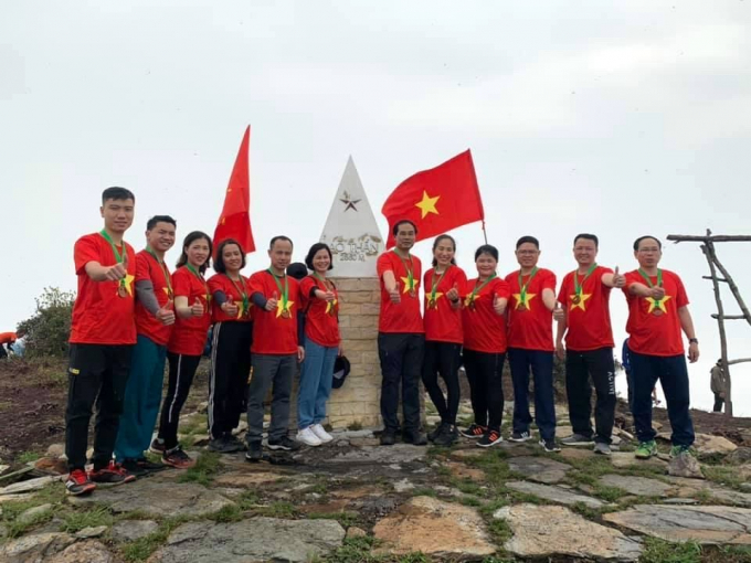 Chủ tịch UBND tỉnh Lào Cai Trịnh Xuân Trường cùng đoàn khảo sát chinh phục đỉnh Lảo Thẩn. Ảnh: N.L.