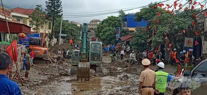 Sau khi lũ quét xảy ra, lực lượng chức năng cùng người dân địa phương khẩn trương khắc phục hậu quả, thông tuyến đường quốc lộ 279 chạy qua trung tâm xã Minh Lương.