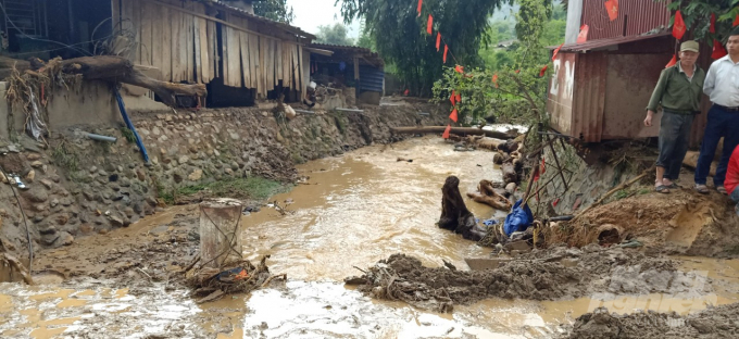 Suối Nậm Điện chảy gần Trung tâm Y tế xã Minh Lương hiền hoà trở lại sau trận lũ quét rạng sáng 17/4. Mặc dù mới cuối tháng 4 nhưng lũ quét đã xảy ra, một phần nguyên nhân do mưa lớn kéo dài tại Lào Cai suốt đêm.