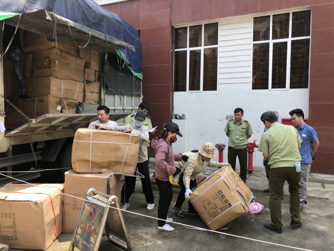 Quản lý thị trường tỉnh Lào Cai kiểm tra các thùng carton bên trong chứa đồ chơi không rõ nguồn gốc. Ảnh: T.C