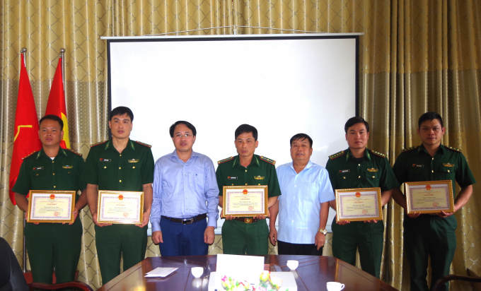 Huyện Si Ma Cai khen thưởng cho các chiến sĩ biên phòng tham gia phá án. Ảnh: T.D
