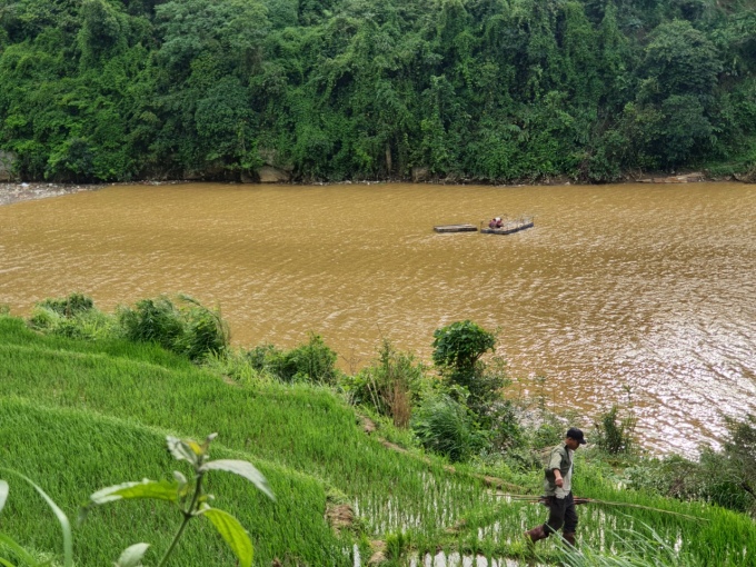 Người dân canh tác bên hồ đập của nhà máy thuỷ điện ở Văn Bàn (Lào Cai). Ảnh: H.Đ