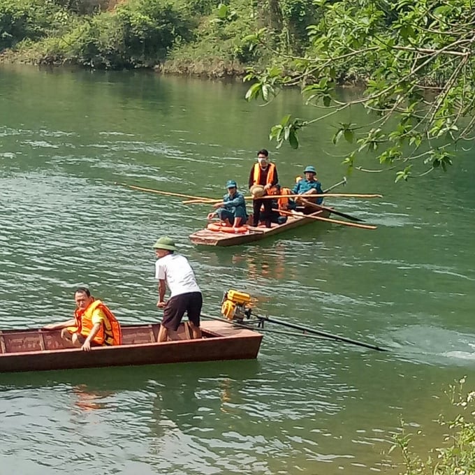 Lực lượng chức năng tìm kiếm nạn nhân mất tích trên sông Chảy. Ảnh: A.K