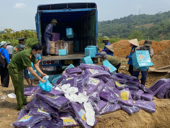 Lực lượng chức năng tiêu huỷ đồ chơi trẻ em dạng súng và các mặt hàng không rõ nguồn gốc. Ảnh: T.Tuấn