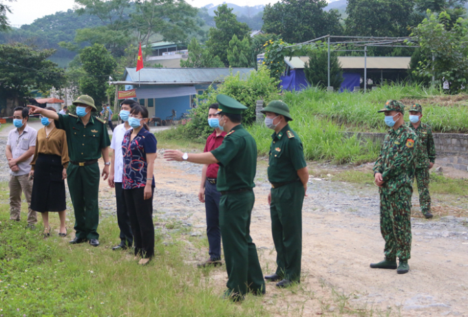 Phó Chủ tịch UBND tỉnh Lào Cai Giàng Thị Dung kiểm tra chốt phòng chống dịch Covid-19 tại Bản Lầu. Ảnh: T.C.