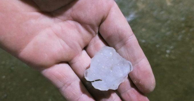 Mưa đá được người dân Bắc Hà chụp lại trong trận mưa giông đêm 12/5. Ảnh: Đ.T.