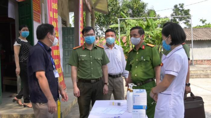 Công an huyện Bát Xát (Lào Cai) phối hợp kiểm tra công tác phòng dịch Covid-19 tại các điểm bầu cử. Ảnh: B.B.T
