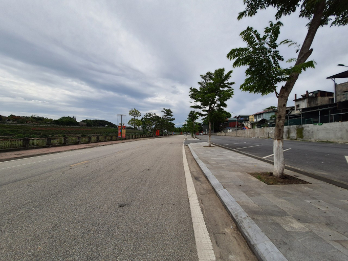 Nhiều tuyến phố ở Lào Cai vắng người qua lại sau thông tin về 3 người đi chuyến bay VN160 nhưng không khai báo. Ảnh: H.Đ