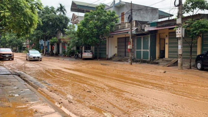 Đường Điện Biên (thành phố Lào Cai) chìm trong bùn đất sau trận giông lốc kèm mưa lớn. Ảnh: T.T.