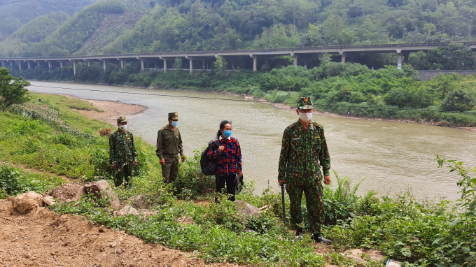 Lầu Thị Má bị lực lượng biên phòng bắt giữ khi vượt biên từ Trung Quốc về Việt Nam. Ảnh: T.D