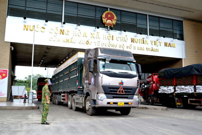 Xe chở quả vải tươi xuất khẩu sang Trung Quốc qua cửa khẩu Kim Thành. Ảnh: Q.H.