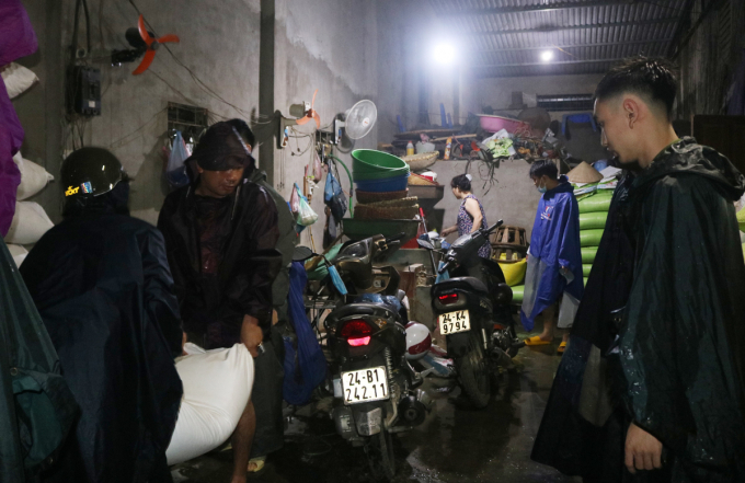 Các lực lượng ứng trực kịp thời giúp đỡ người dân huyện Bát Xát (Lào Cai) di chuyển tài sản. Ảnh: Q.P.