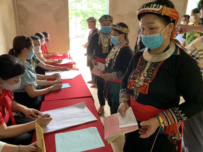 Đồng bào thiểu số tại huyện Bảo Yên (Lào Cai) đi bầu cử. Ảnh: A.T.