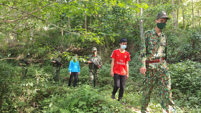 Bộ đội biên phòng Lào Cai dẫn giải các đối tượng vượt biên trái phép. Ảnh: T.D