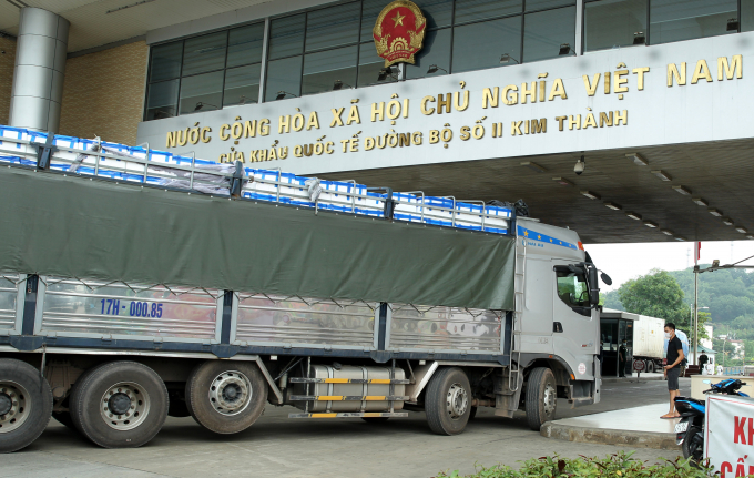 Xe xuất khẩu nông sản sang Trung Quốc qua cửa khẩu Kim Thành (Lào Cai). Ảnh: H.Đ.