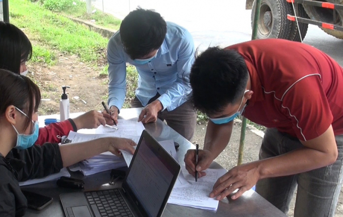 Người dân thực hiện khai báo y tế tại các chốt cửa ngõ vào tỉnh Lào Cai. Ảnh: T.L
