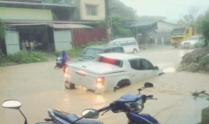 Xe bán tải cũng không thể vượt chỗ nước sâu trong trận mưa lớn sáng nay. Ảnh: C.T.