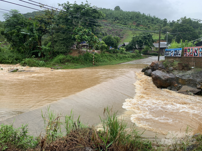 Ngầm tràn đoạn qua xã Cốc Mỳ (huyện Bát Xát, Lào Cai) nước chảy xiết, các phương tiện giao thông không thể di chuyển qua. Ảnh: Đ.S.