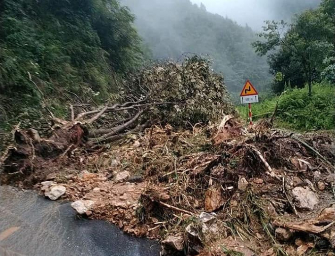 Tuyến quốc lộ 4D đoạn qua khu vực xã Bình Lư (huyện Tam Đường, Lai Châu) cũng bị sạt lở nghiêm trọng. Ảnh: G.T.