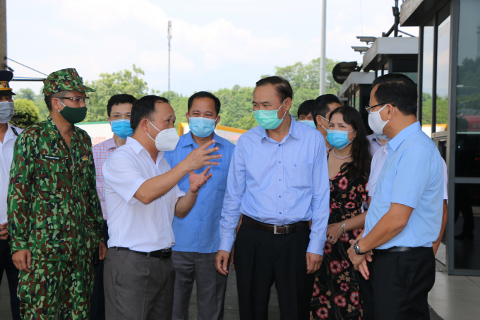 Deputy Minister Phung Duc Tien and the delegation survey the import and export of agricultural products in Lao Cai. Photo: H.D.