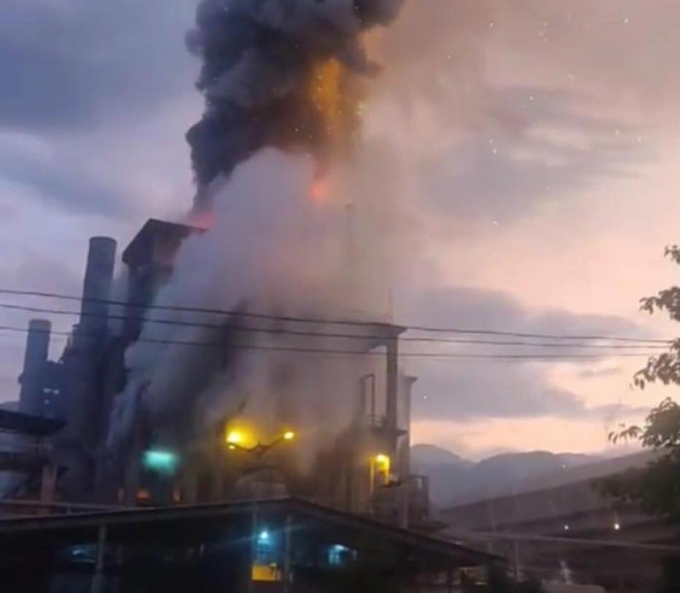 Cột khói bụi bốc lên từ nhà máy phốt pho của Công ty Cổ phần Phốt pho Apatit Việt Nam. Ảnh: T.L.