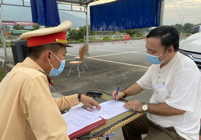 Lực lượng chức năng lập biên bản xử lý lái xe chở khách 'chui' từ Hà Nội lên Lào Cai. Ảnh: T.L