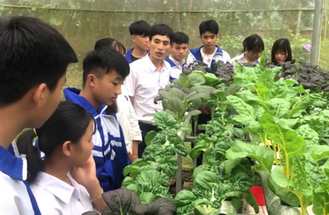 Học sinh trải nghiệm mô hình sản xuất nông nghiệp công nghệ cao ngay tại trường. Ảnh: T.L