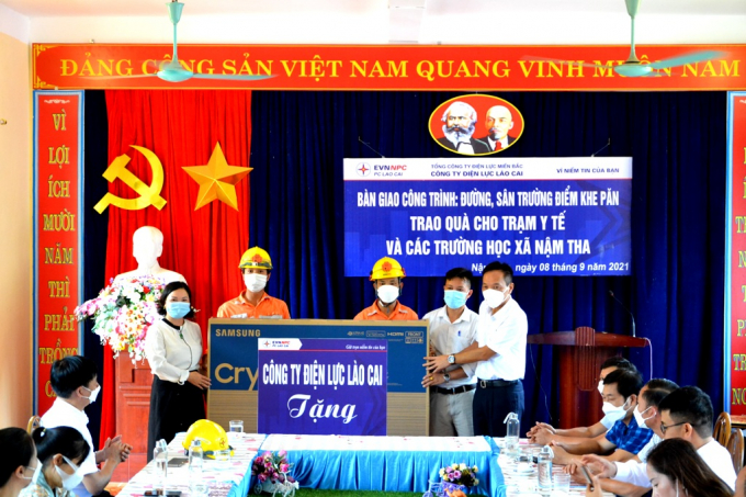 Công ty Điện lực Lào Cai bàn giao công trình đường và một số hạng mục phụ trợ cho người dân xã Nậm Tha. Ảnh: T.L