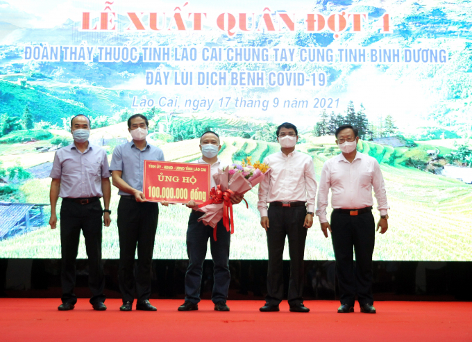 Lãnh đạo tỉnh Lào Cai tặng quà, động viên đoàn cán bộ y tế vào Bình Dương chống dịch. Ảnh: P.T.