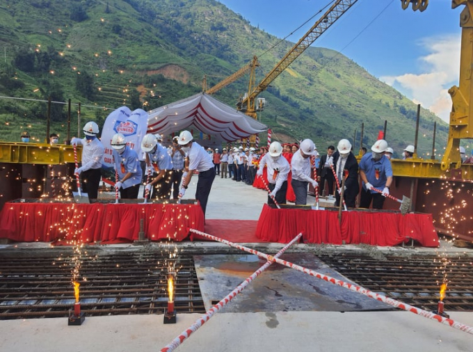 Lãnh đạo tỉnh Lào Cai cùng đại diện nhà thầu đổ bê tông mối nối cuối cùng của cầu Móng Sến. Ảnh: H.Đ.