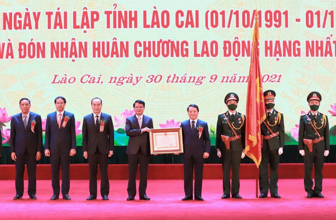 Tỉnh Lào Cai đón nhận Huân chương Lao động hạng nhất nhân dịp 30 năm ngày tái lập tỉnh. Ảnh: H.Đ