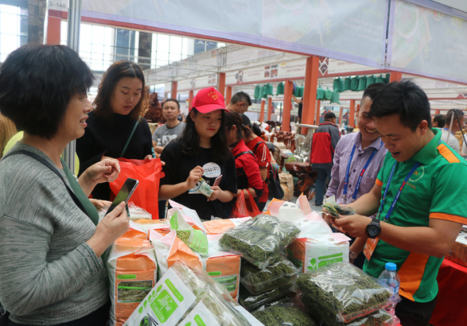 Hội chợ thương mại Việt - Trung là cầu nối tiêu thụ sản phẩm của hai nước đặc biệt là mặt hàng nông sản. Ảnh: T.L