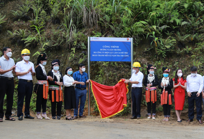 Công ty Điện lực Lào Cai bàn giao đường nông thôn mới cho xã Nậm Tha (huyện Văn Bàn, Lào Cai). Ảnh: Hải Đăng.