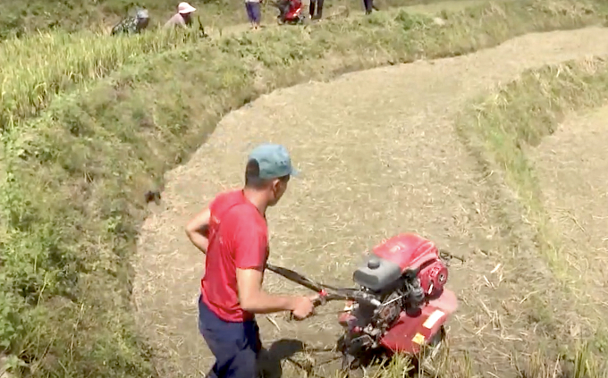 Người dân ở thôn Trung Hồ, xã Trung Lèng Hồ sử dụng máy móc để cày ruộng. Ảnh: Hải Đăng.