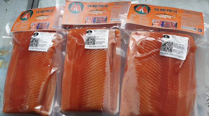 Trại cá Hồi Thức Mai đóng gói cá hồi giúp sản phẩm tiêu thụ tốt trong khi bối cảnh dịch Covid-19 diễn biến phức tạp. Ảnh: T.L