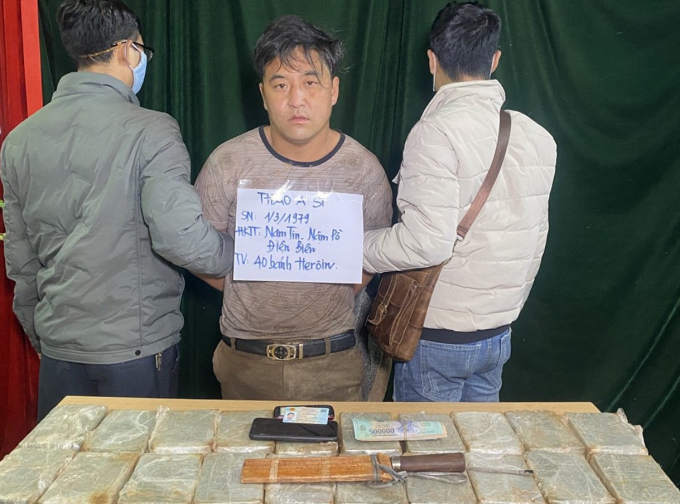 Thào A Sì bị Công an tỉnh Lào Cai bắt giữ cùng 40 bánh heroin tang vật. Ảnh: T.T