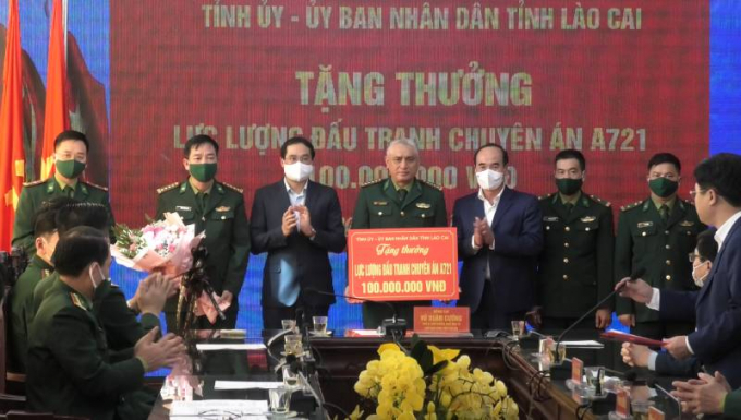 Lãnh đạo tỉnh Lào Cai trao thưởng cho lực lượng bộ đội biên phòng. Ảnh: T.L