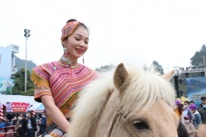 Một cô gái Mông trong đoàn diễu hành qua các con đường ở Bắc Hà trước khi đua ngựa bắt đầu. Ảnh: H.Đ.