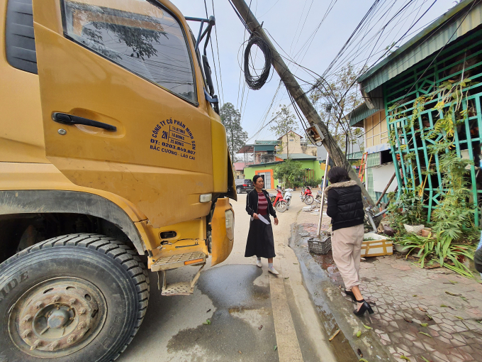 Xe Công ty Cổ phần Minh Sơn (Lào Cai) lao vào nhà dân khi đang phục vụ thi công. Ảnh: H.Đ